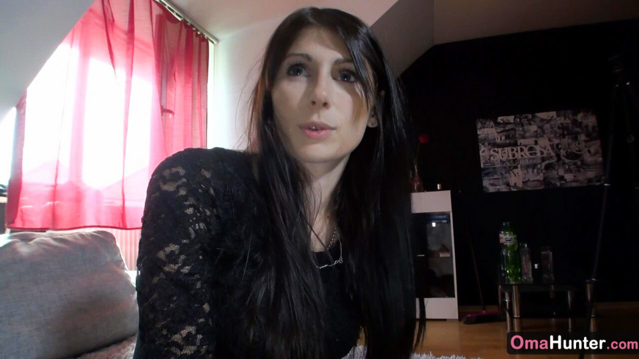 HUNTER GIRL IN SEARCH OF OLDER WOMEN TO FUCK