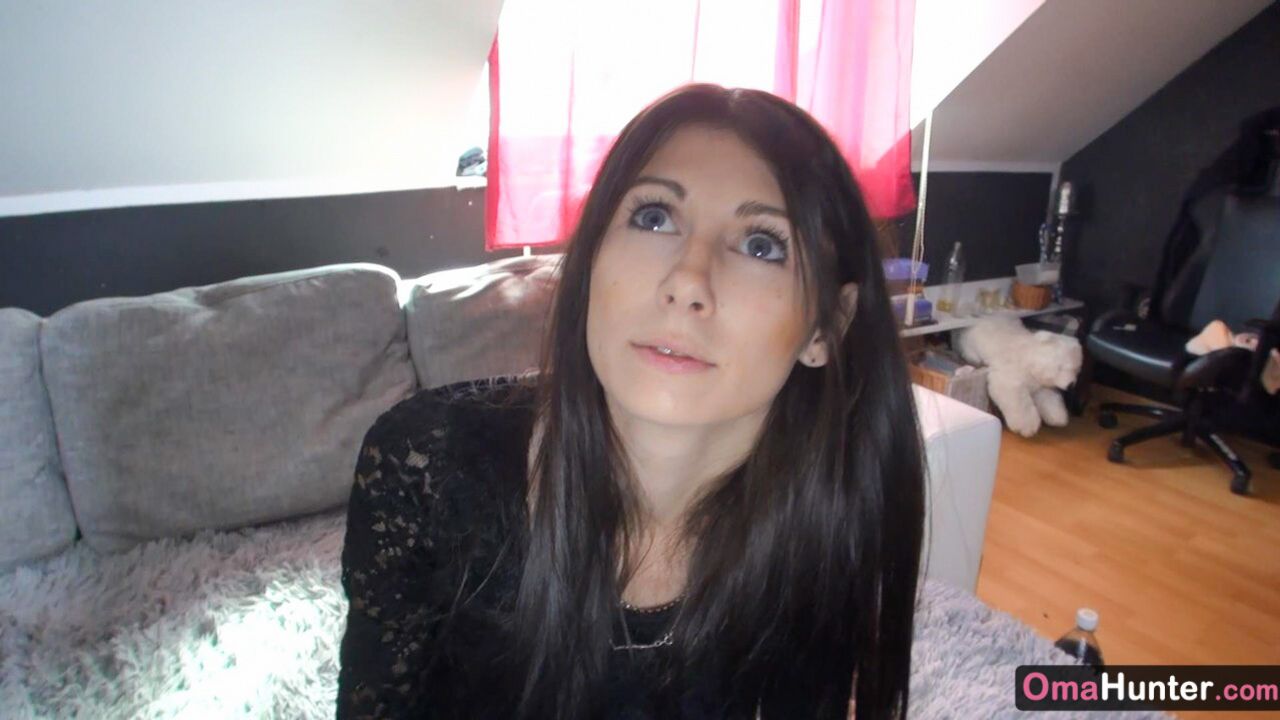 HUNTER GIRL IN SEARCH OF OLDER WOMEN TO FUCK
