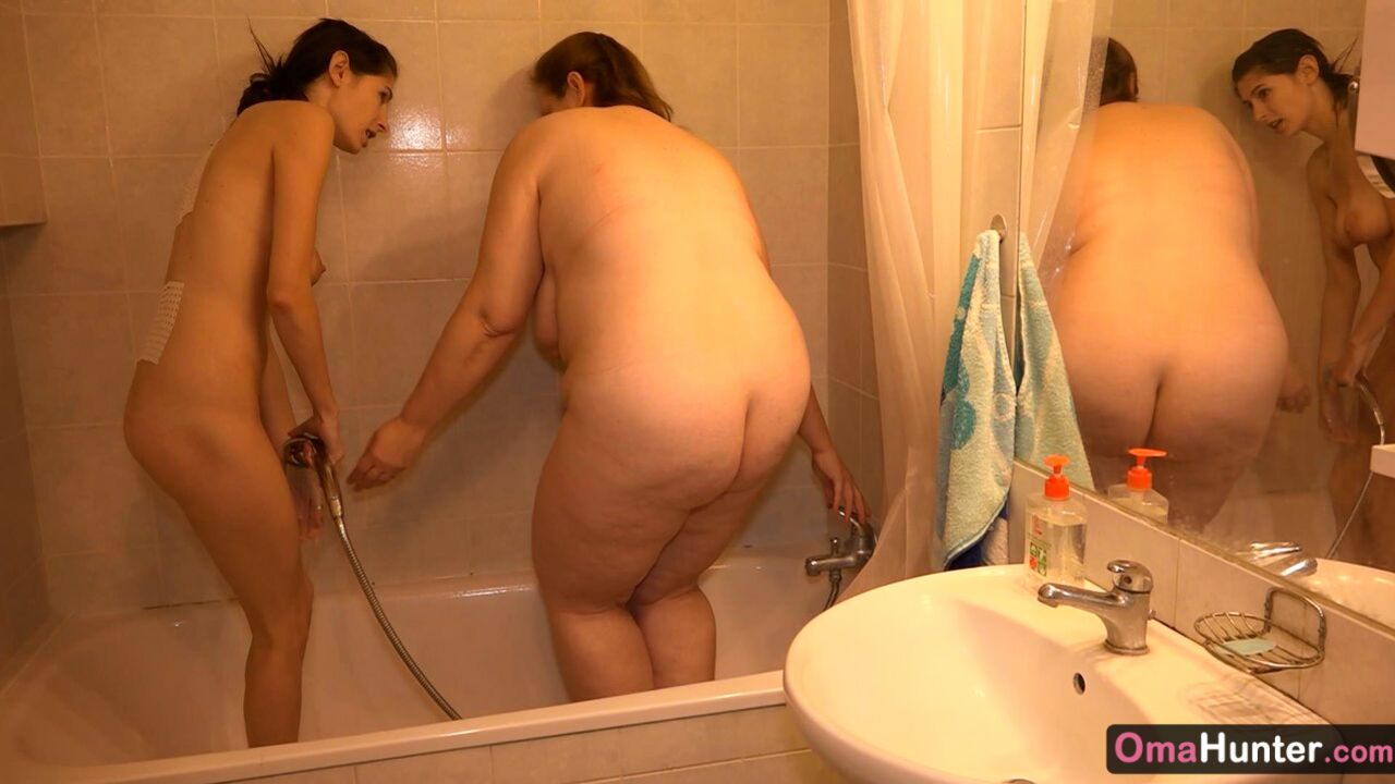 HUNTER GIRL IN SEARCH OF MOM TO FUCK