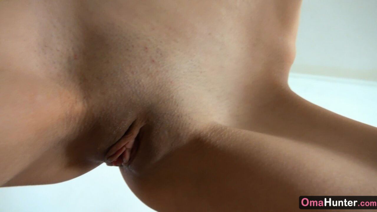 HUNTER GIRL IN SEARCH OF MOM TO FUCK