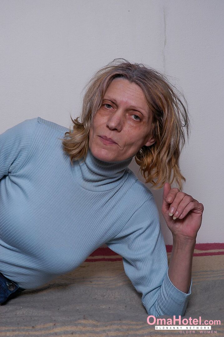 GRANNY GET LICKED HER TITS BY MATURE WOMAN