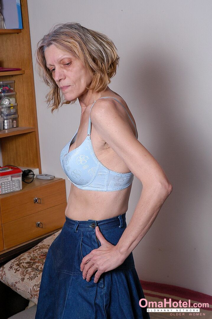 GRANNY GET LICKED HER TITS BY MATURE WOMAN