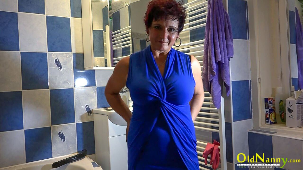 OLDER WOMAN SHOWING HER ASS IN SEXY UNDERWEAR