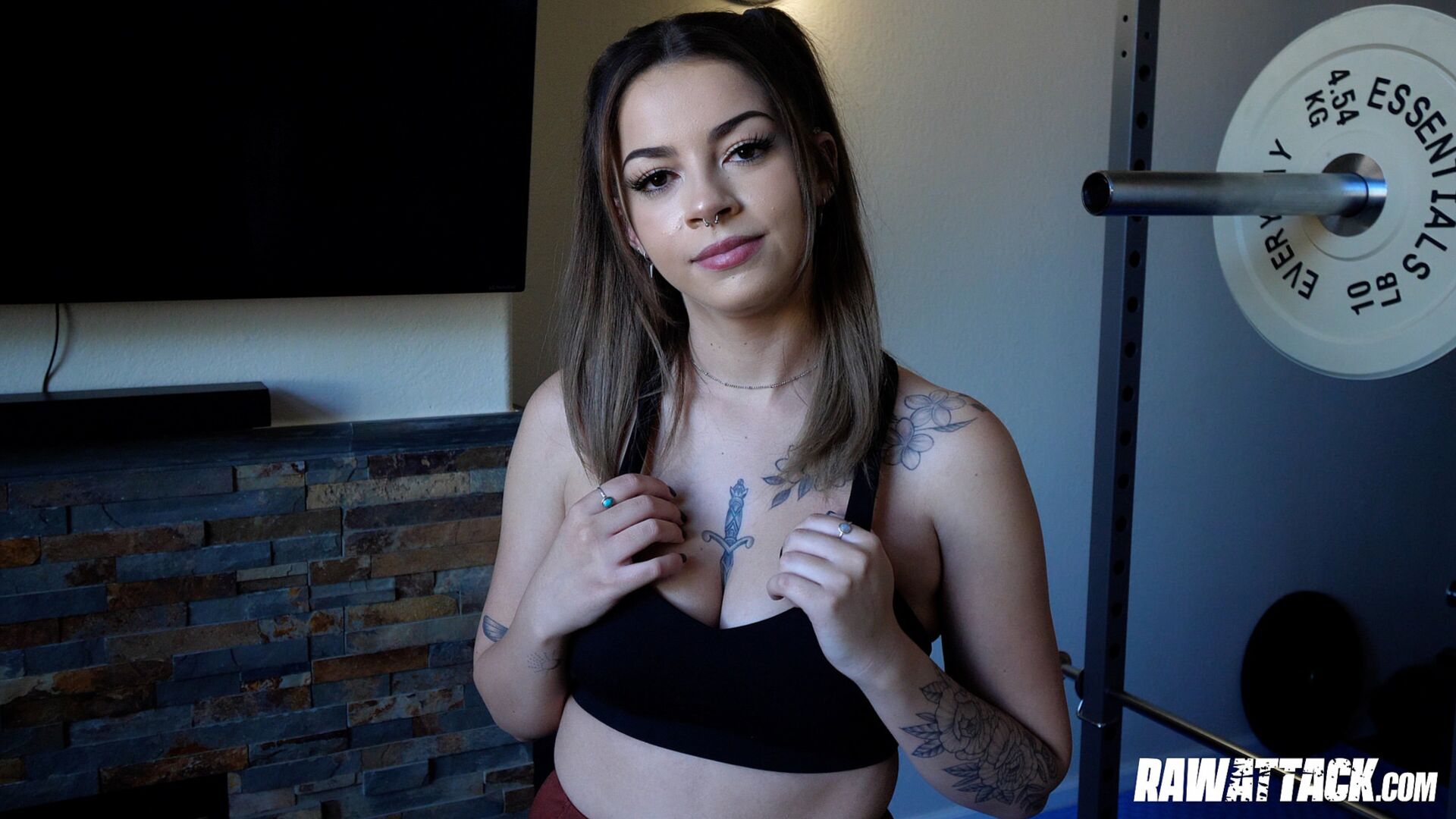 Tattooed Hottie Bella Luna Fucks After Working Out