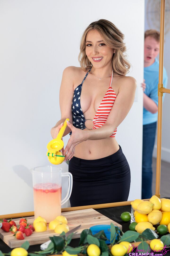 Squeezing Stepmoms Lemons - S7:E3