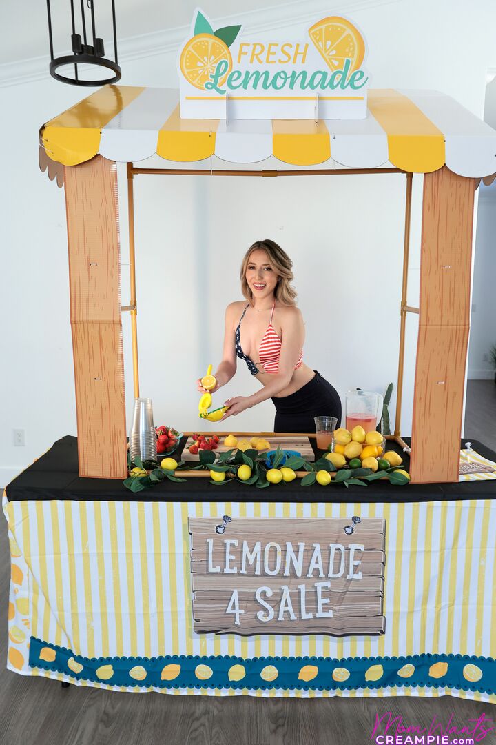Squeezing Stepmoms Lemons - S7:E3