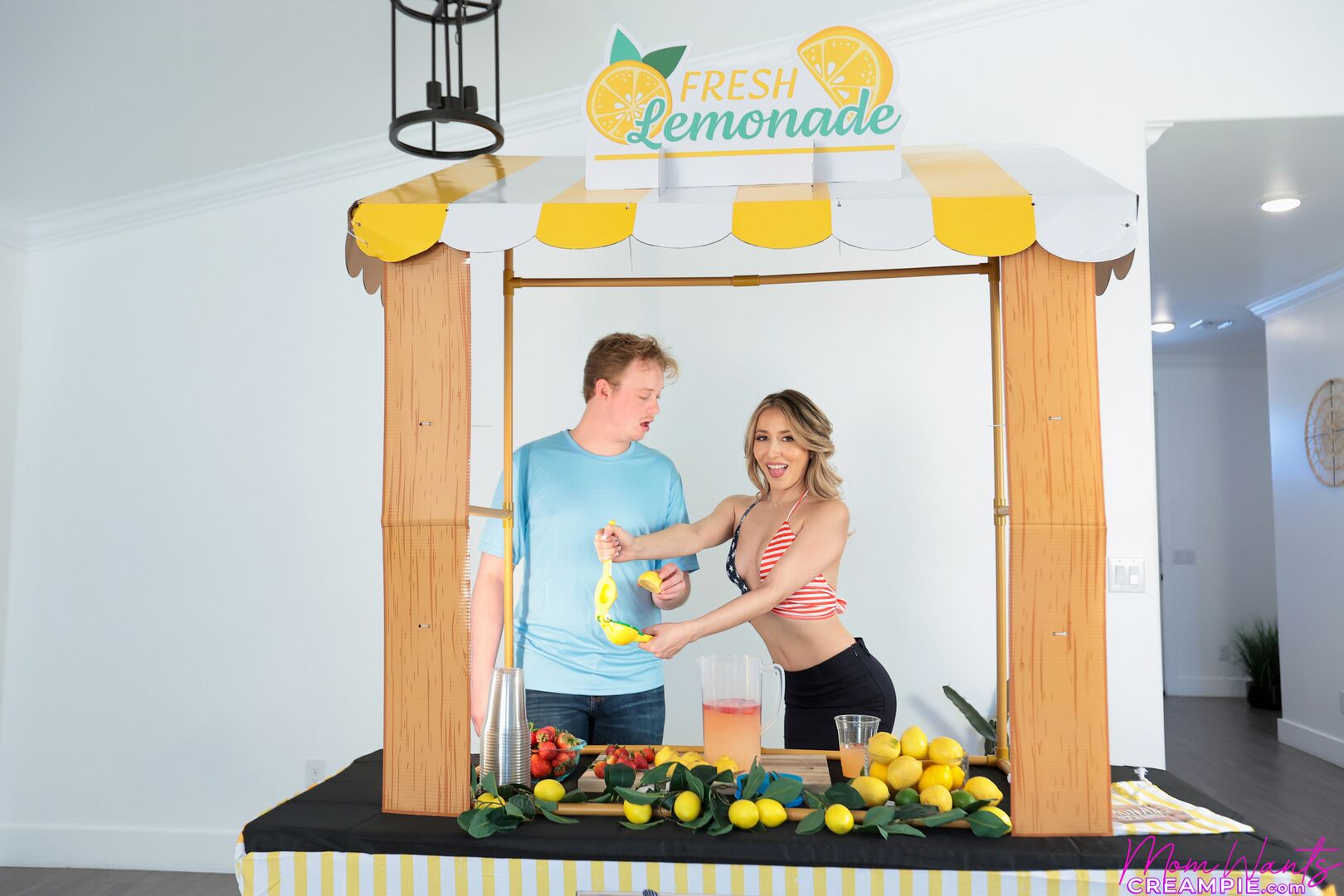 Squeezing Stepmoms Lemons - S7:E3
