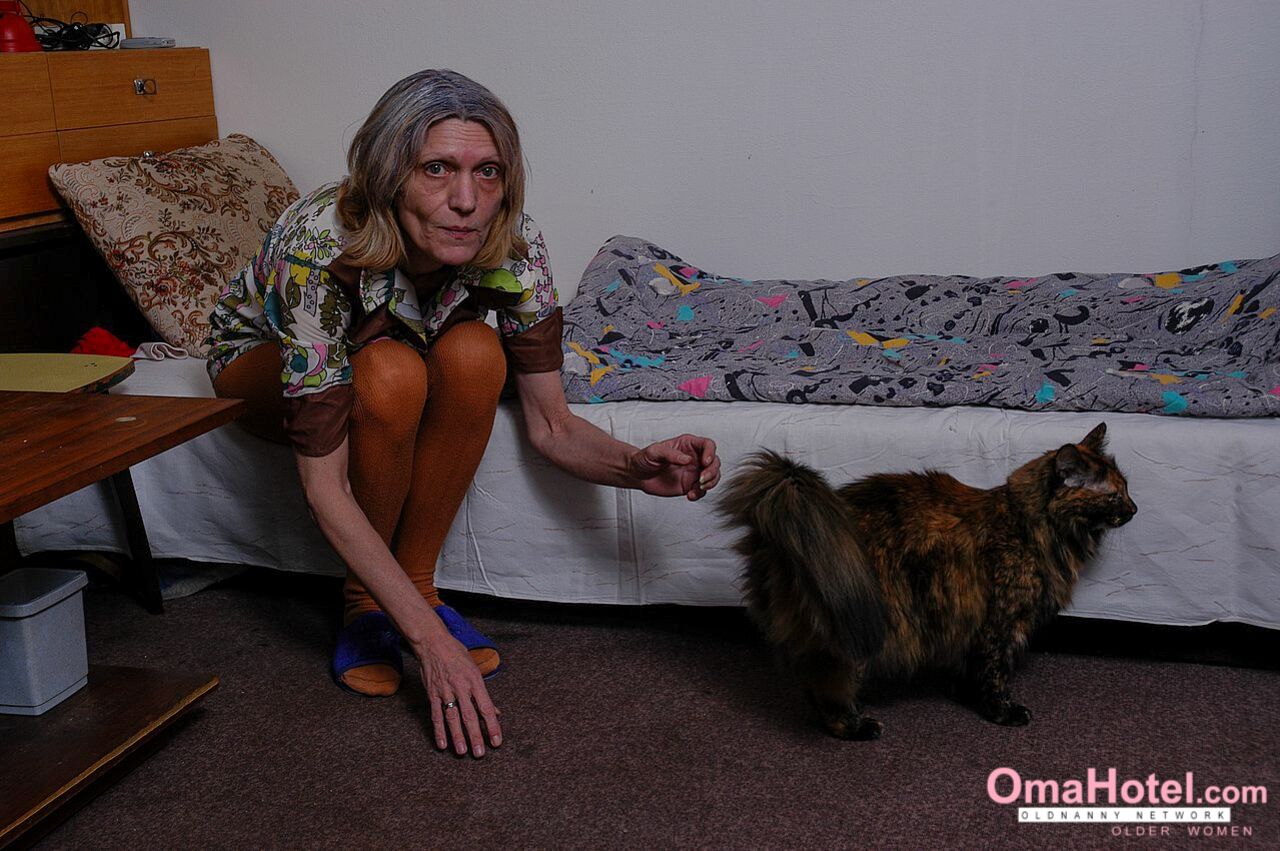SKINNY OLDER WOMEN WASHING HER HAIRY PUSSY
