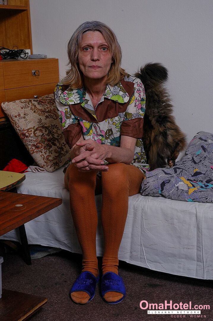 SKINNY OLDER WOMEN WASHING HER HAIRY PUSSY