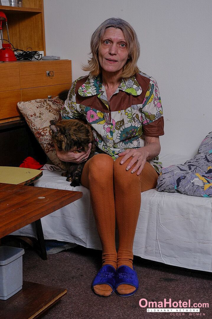 SKINNY OLDER WOMEN WASHING HER HAIRY PUSSY