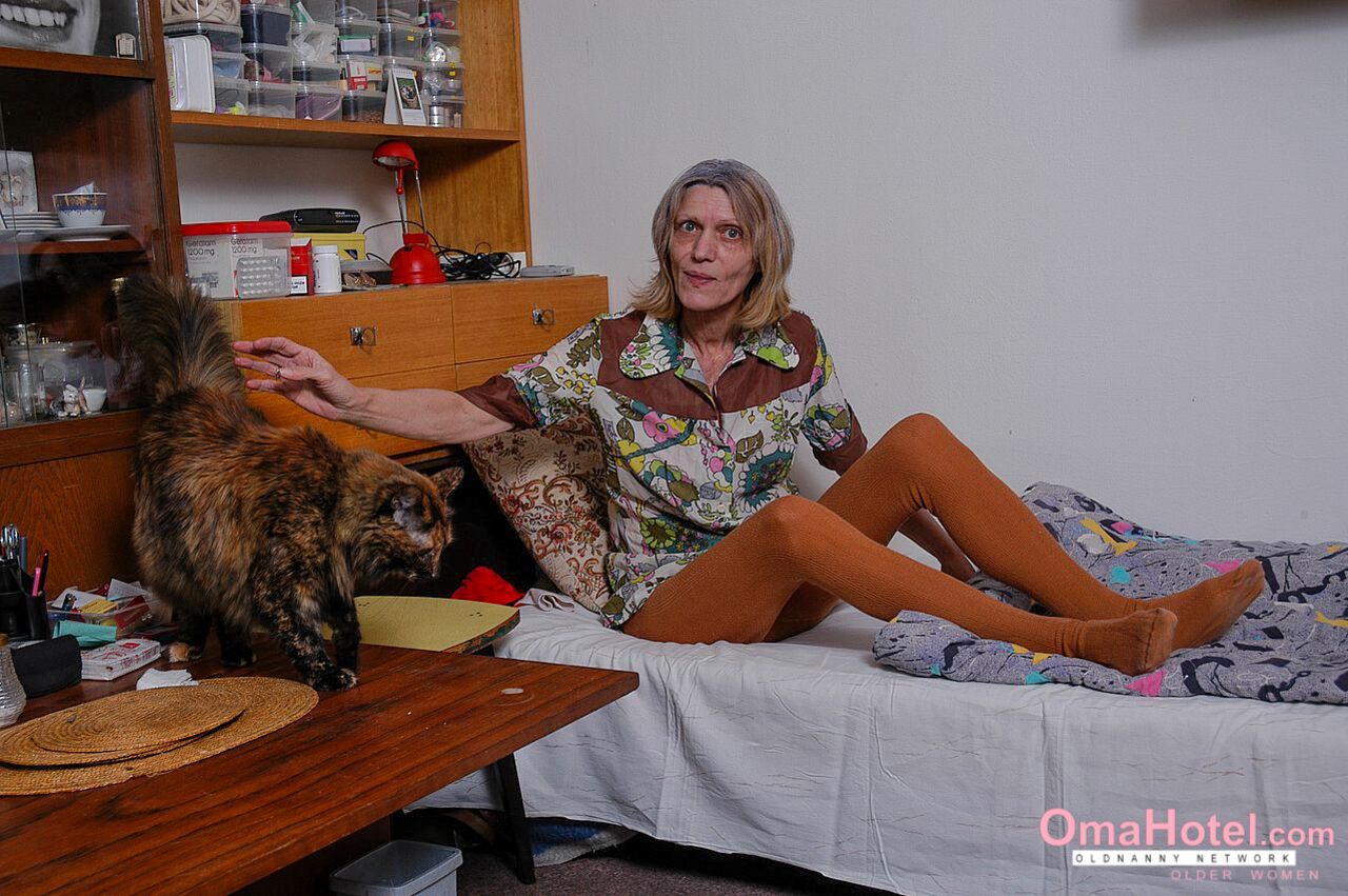 SKINNY OLDER WOMEN WASHING HER HAIRY PUSSY