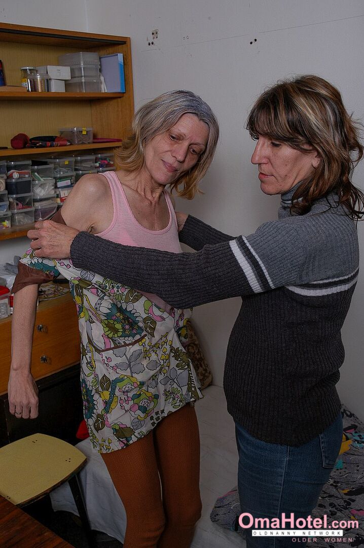 SKINNY OLDER WOMEN WASHING HER HAIRY PUSSY