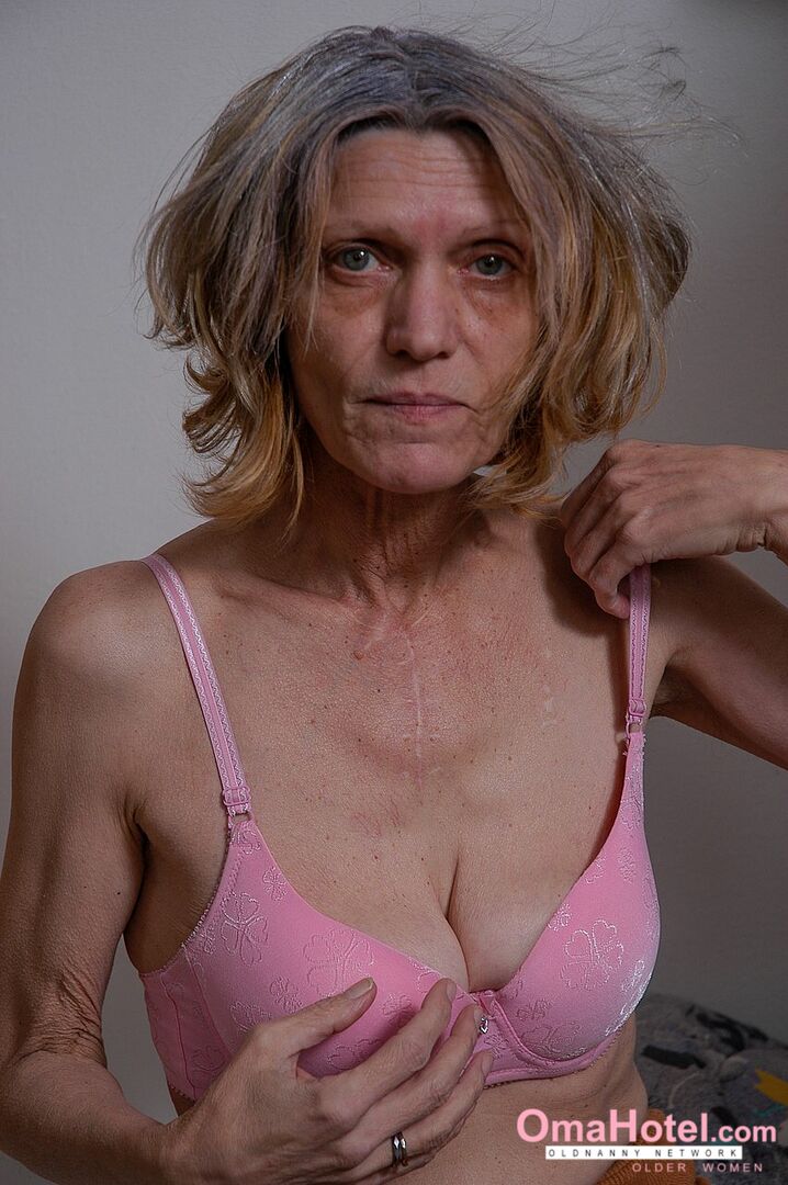 SKINNY OLDER WOMEN WASHING HER HAIRY PUSSY