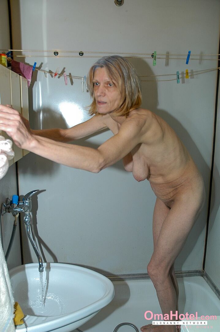 SKINNY OLDER WOMEN WASHING HER HAIRY PUSSY