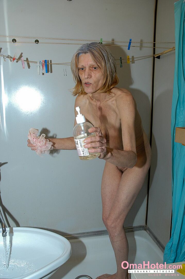 SKINNY OLDER WOMEN WASHING HER HAIRY PUSSY