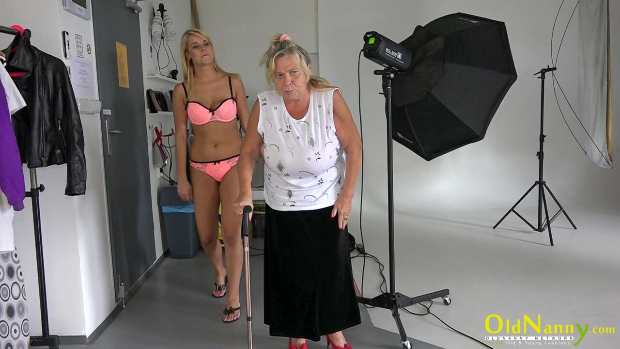 OLD WOMAN LICKING TEEN PUSSY