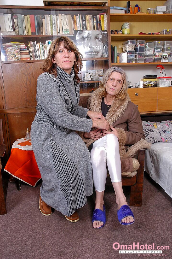 MATURE LESBIANS PUSHING DILDO HARD IN THEIR PUSSIES