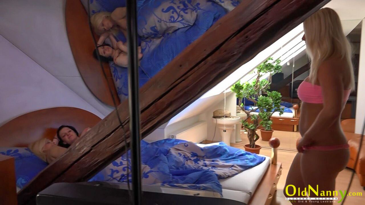 TEEN PLAYING WITH BLONDE MATURE