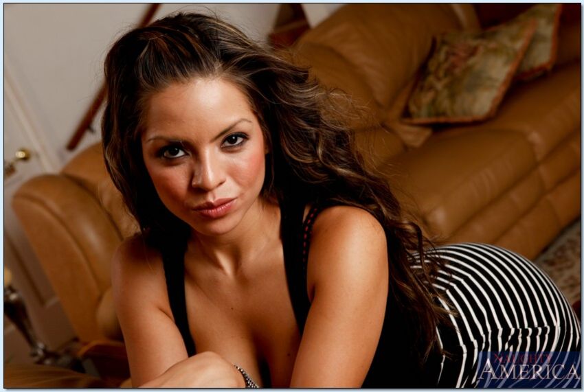 Yurizan Beltran fucking in the living room with her tits