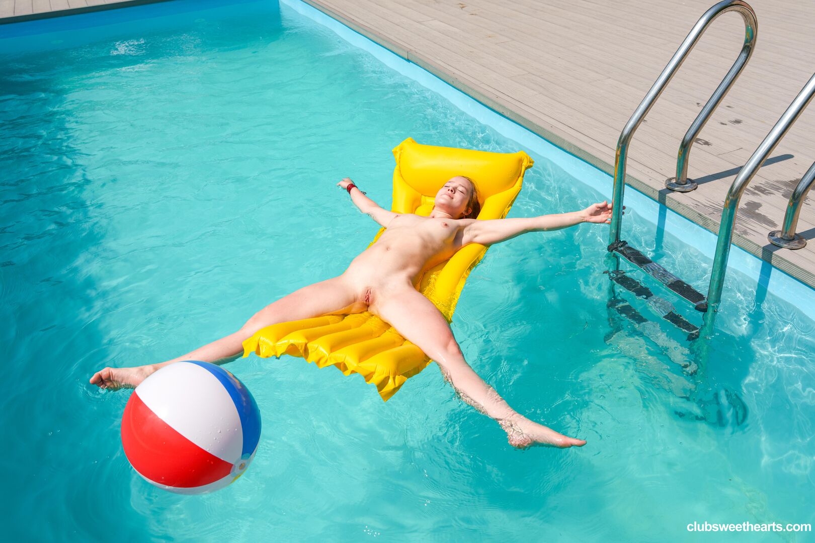 Flexible Nicole splashing her pussy
