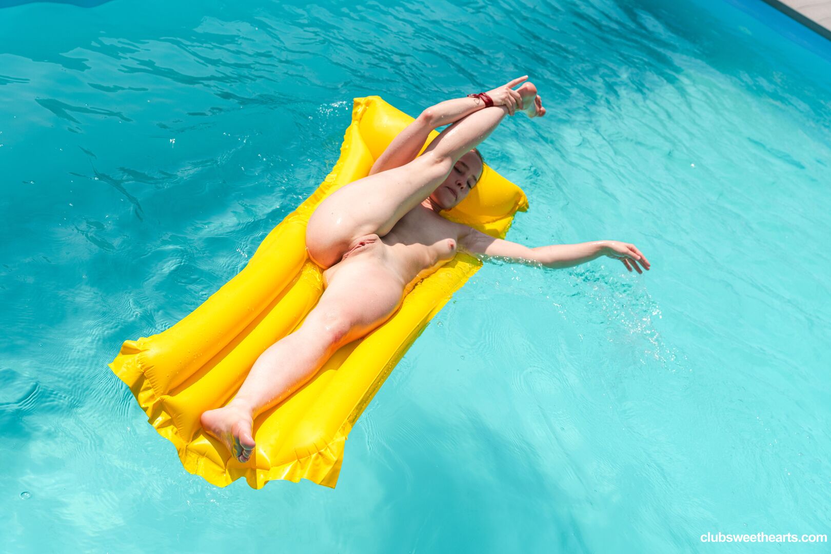 Flexible Nicole splashing her pussy