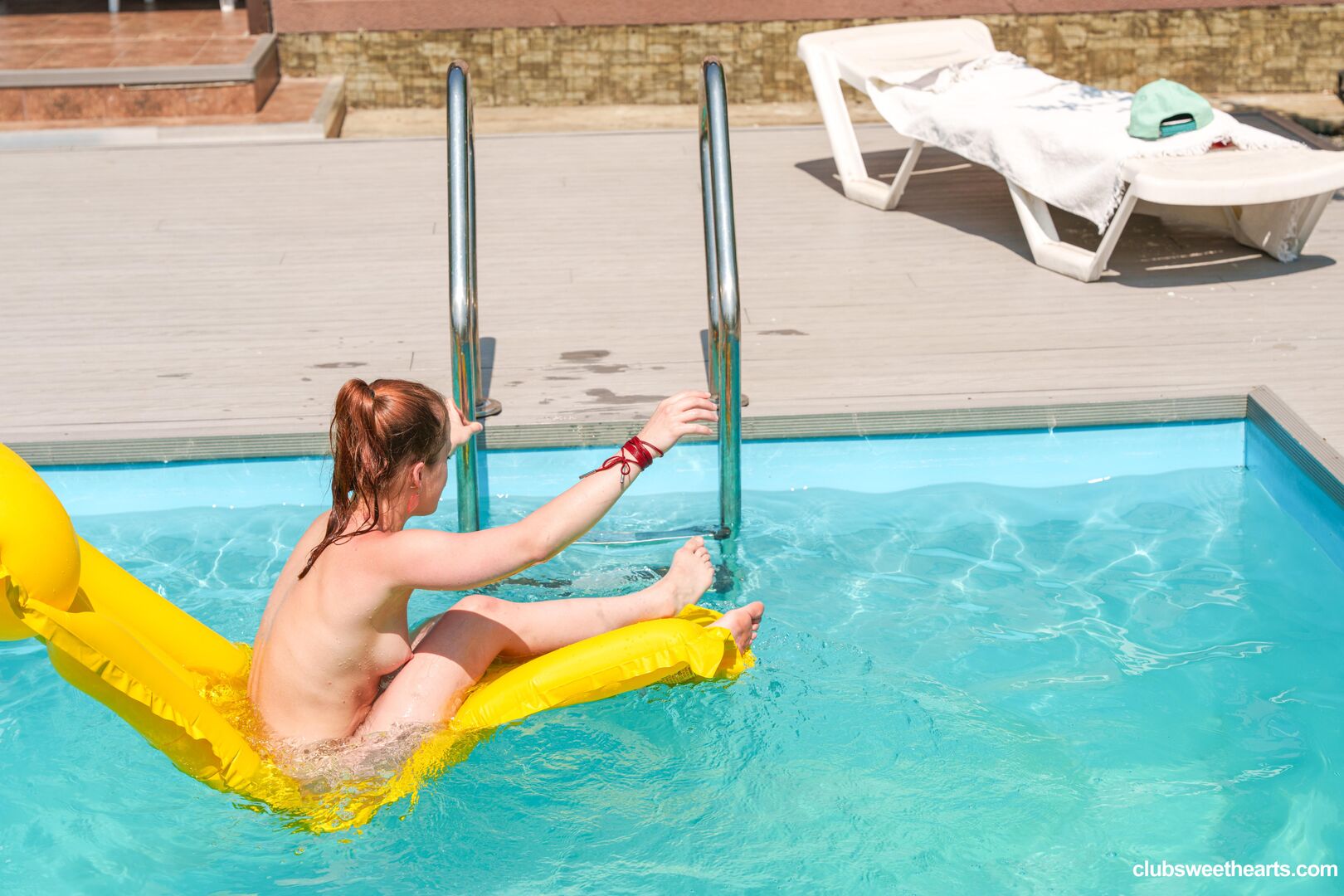 Flexible Nicole splashing her pussy