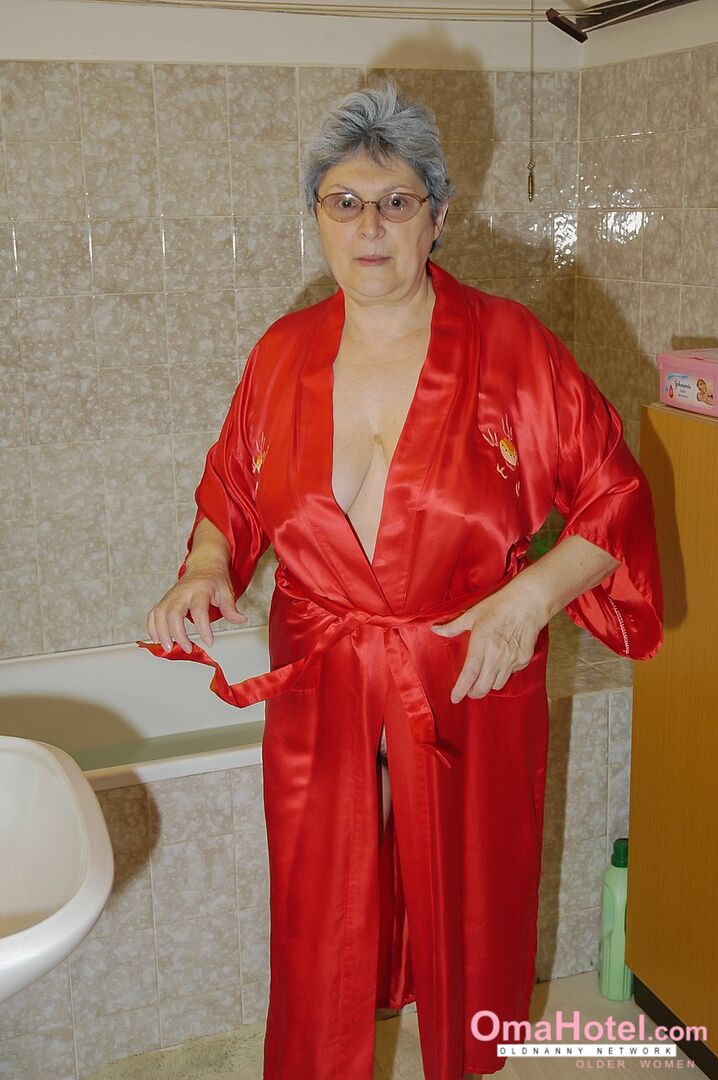 HOT SEXTOY ADVENTURE DURING SHOWER