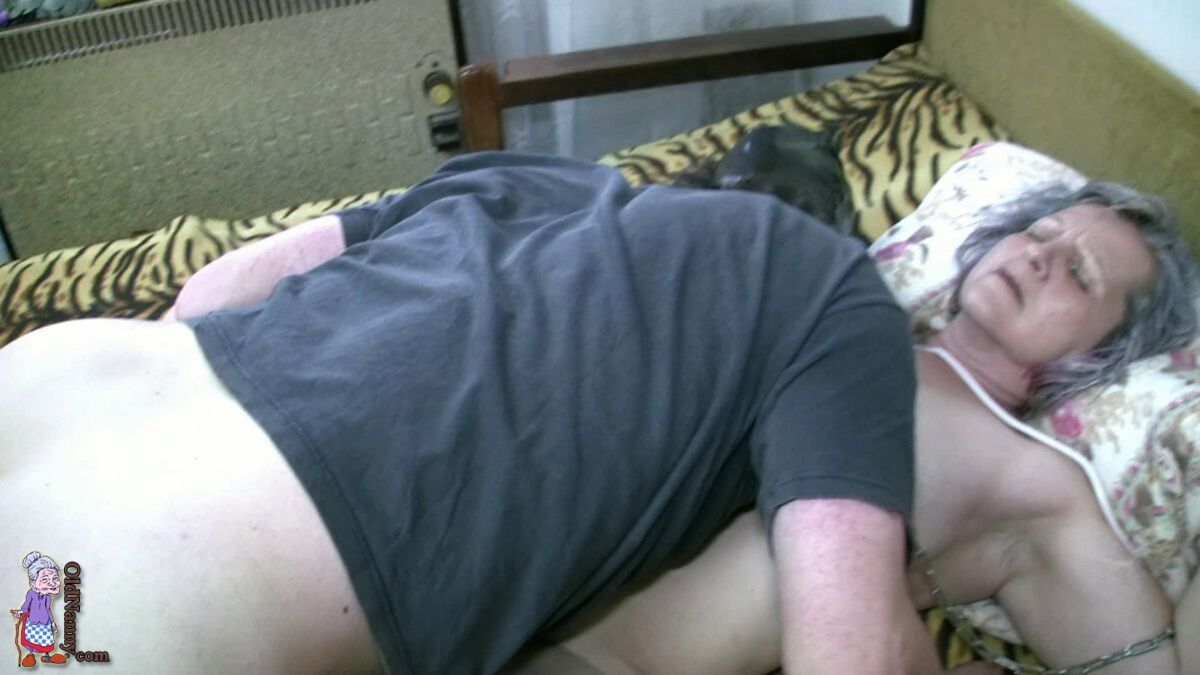 SLAVE MADE TO LICK OLDER PUSSY