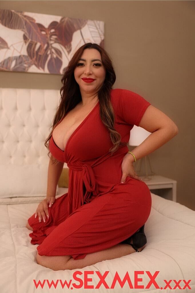 BUSTY MILF WANTS IT FROM BEHIND . Kari Cachonda