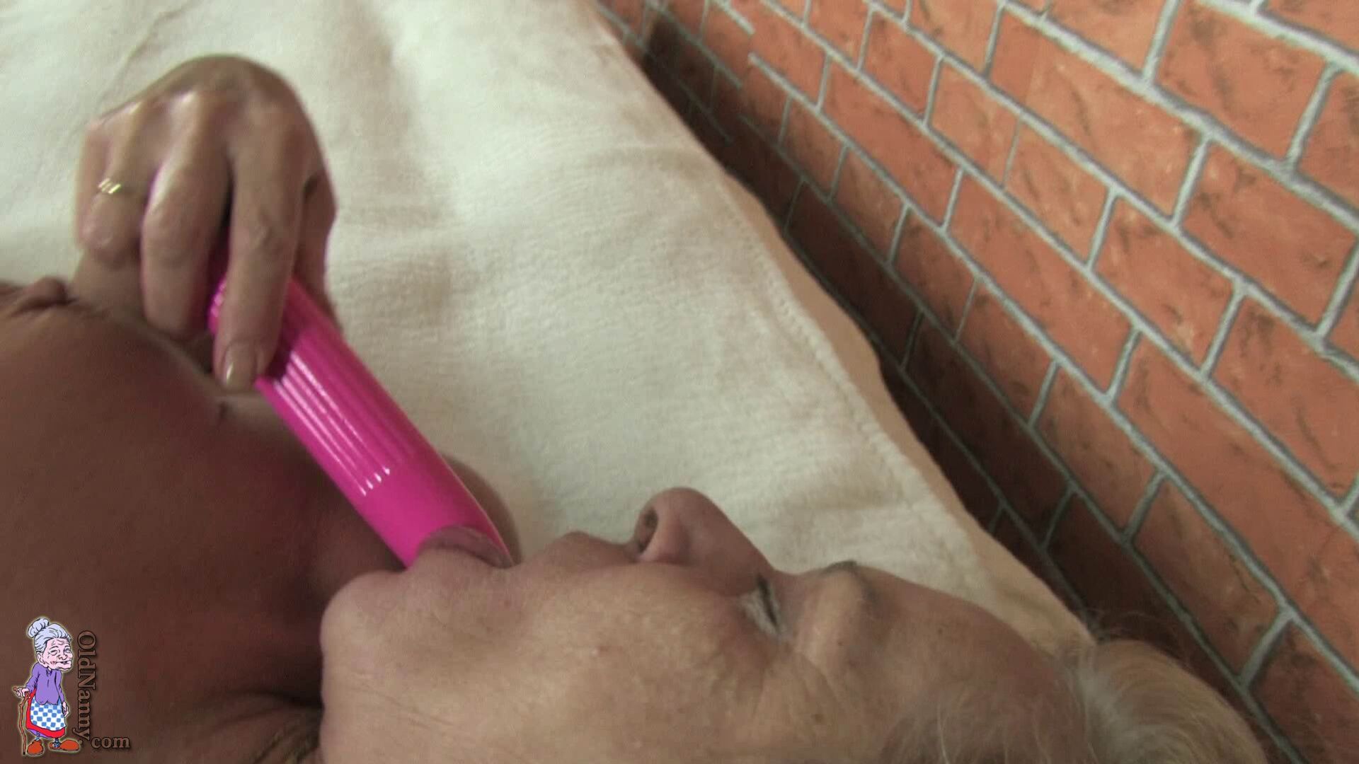 LESBIAN FISTING OLD MATURE SLUT