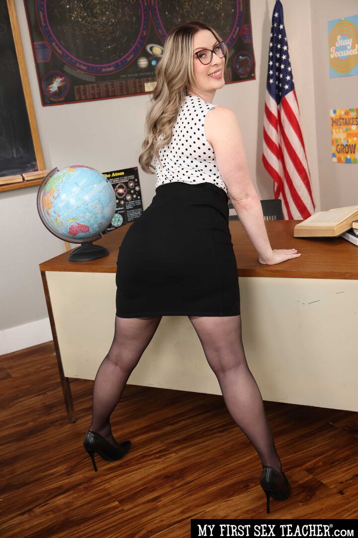 Professor Sydney Paige shows student what pussy tastes and feels like