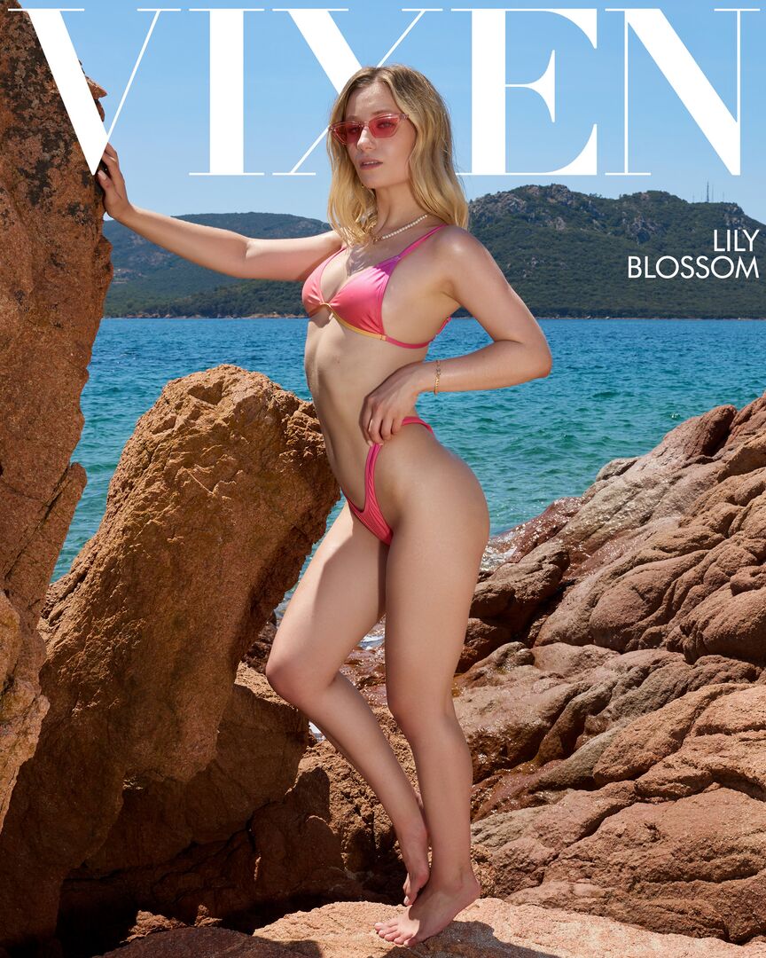 Blonde Babe Has Intense Holiday Sex With Stranger