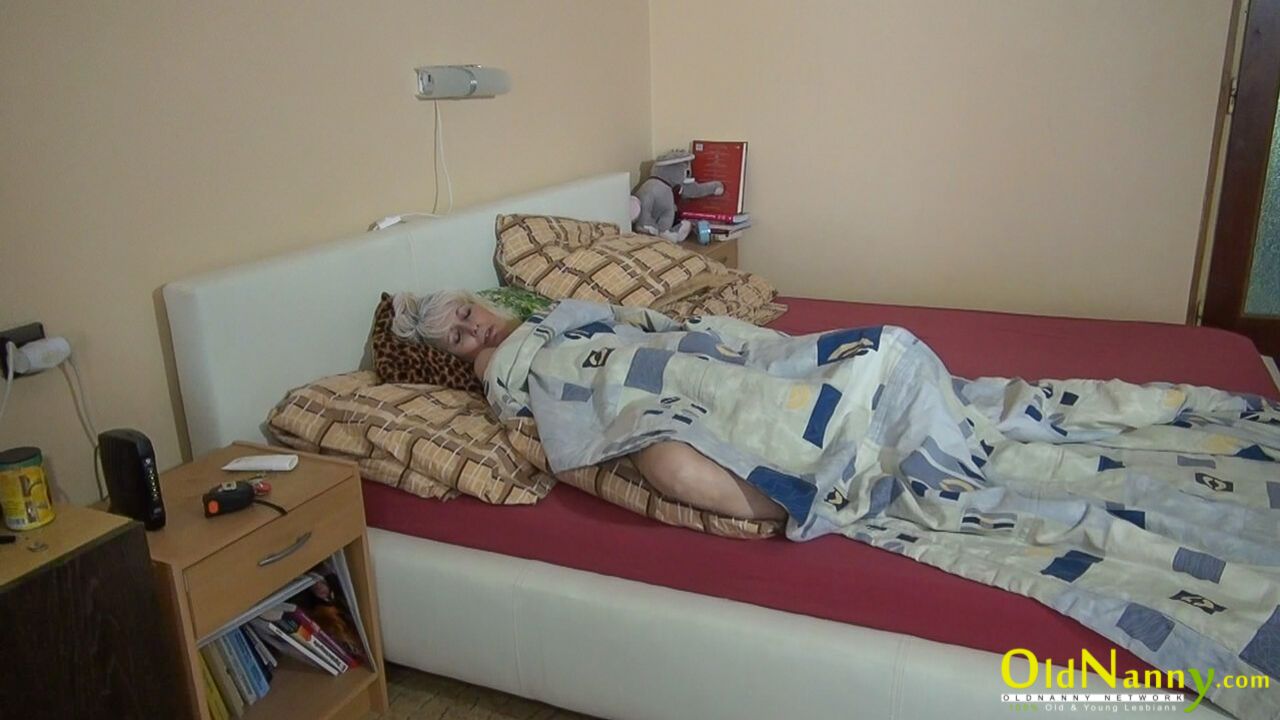HOT BRUNETTE HAVING FUN WITH BLONDE WIFE