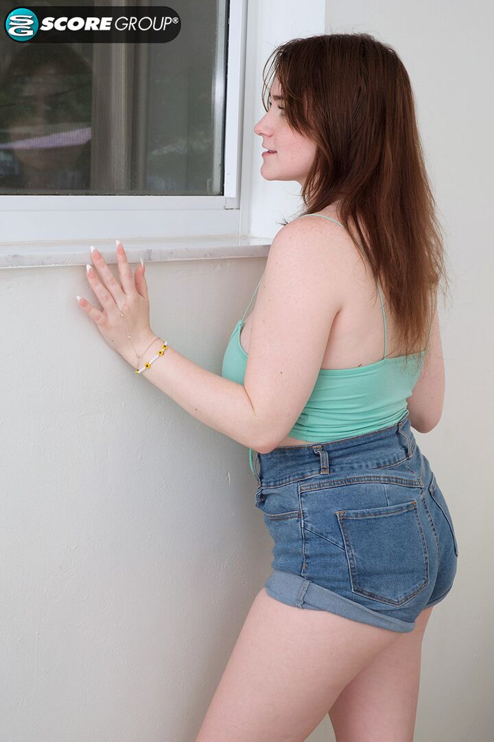 Brand-new curvy 18-year-old Lilibet Saunders plays with her big natural tits before giving you a flexible masturbation scene.