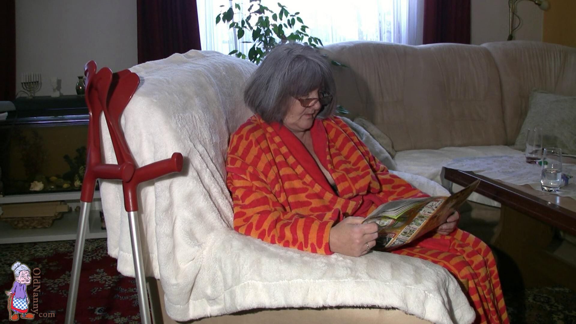 NURSE TAKING CARE OF HER GREY HAIR LADY