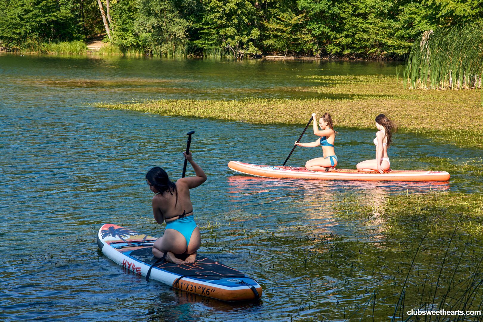Three girls, one SUP