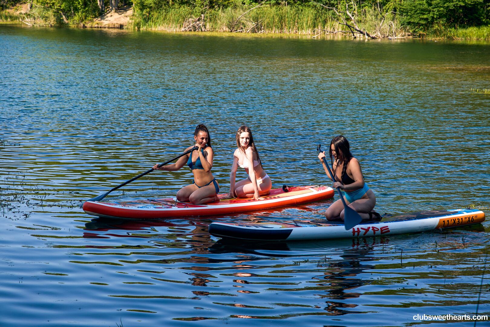 Three girls, one SUP