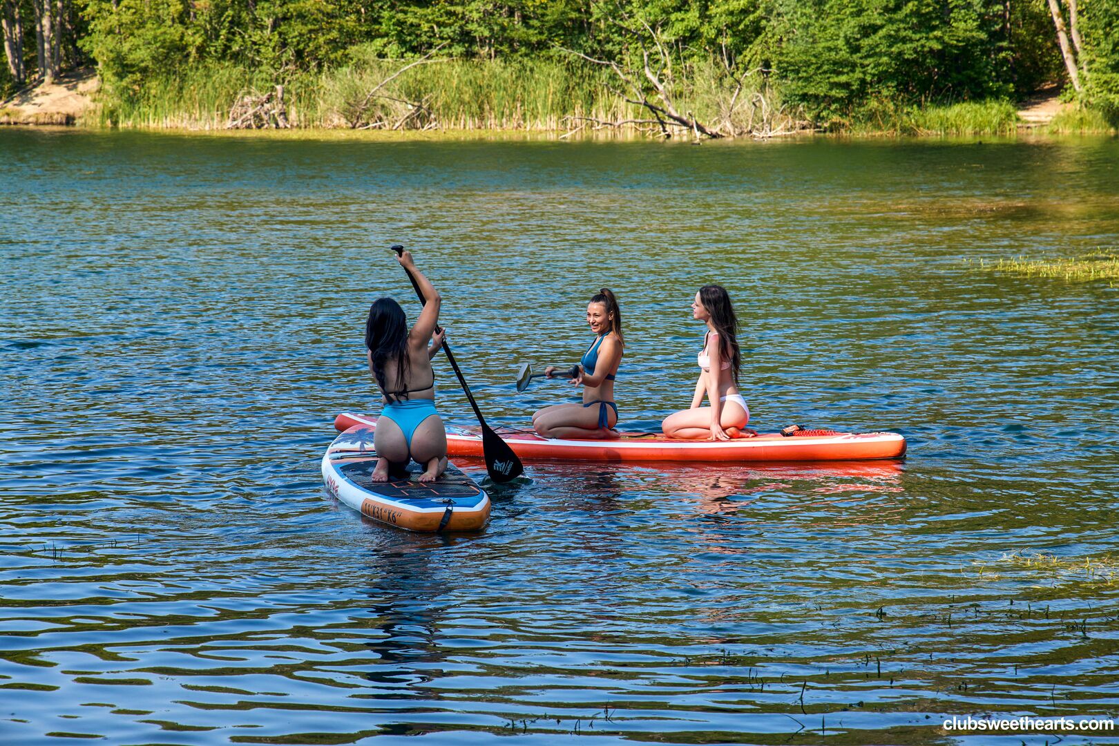 Three girls, one SUP