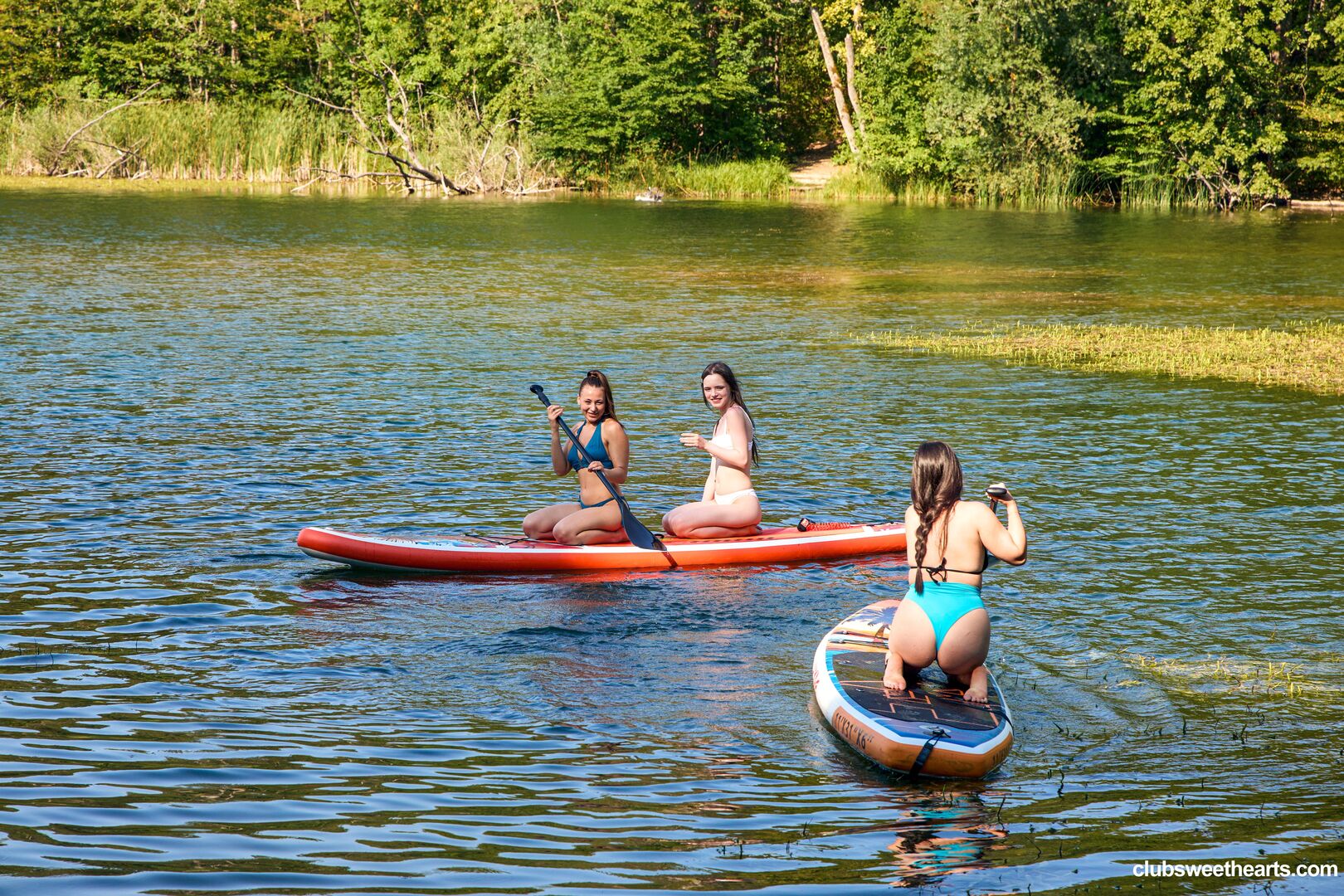Three girls, one SUP