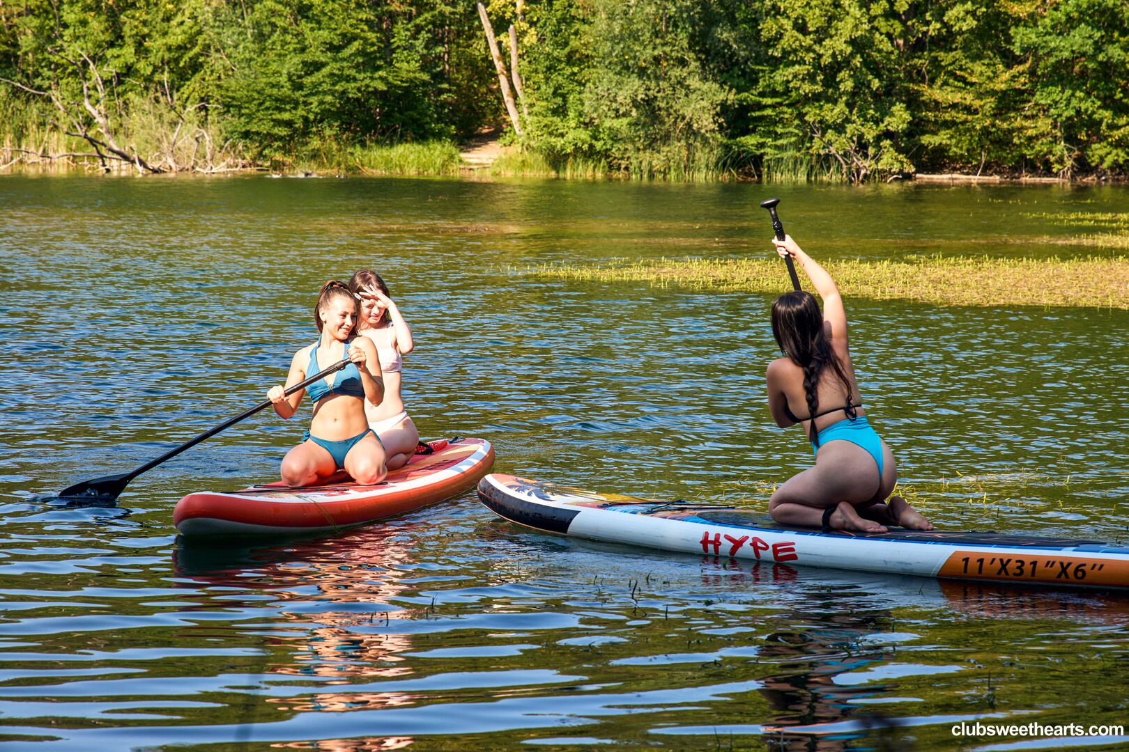 Three girls, one SUP