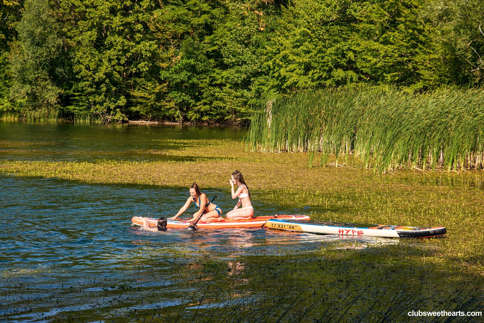 Three girls, one SUP