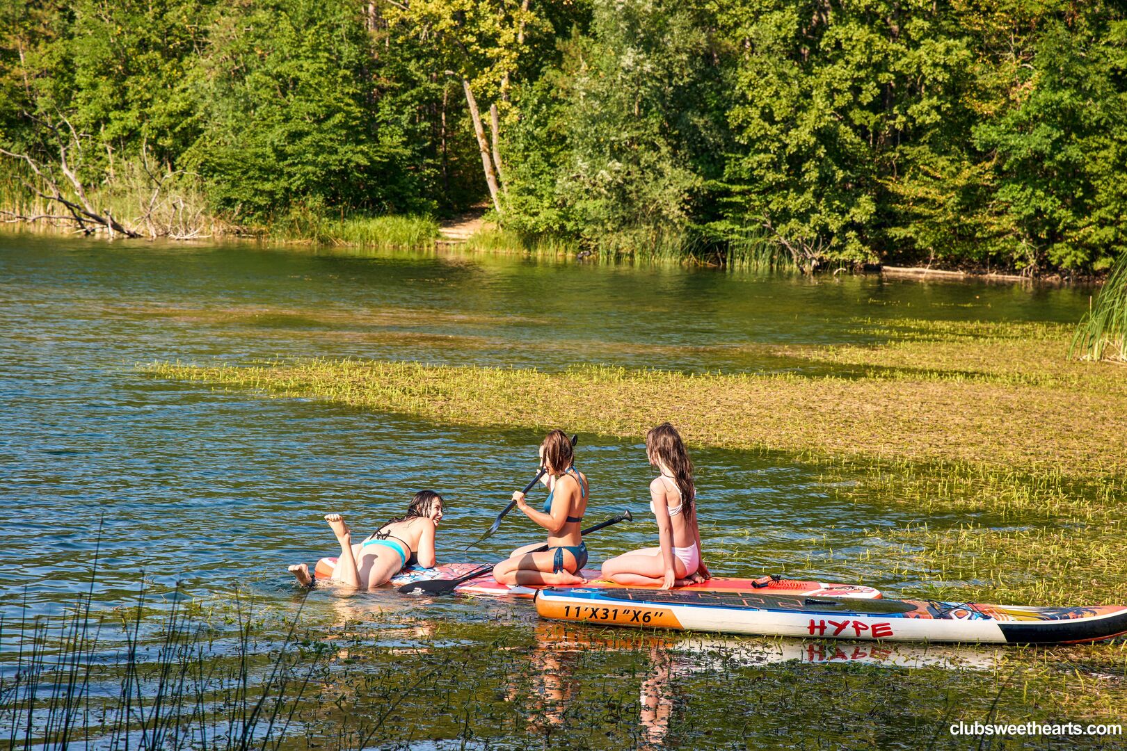 Three girls, one SUP