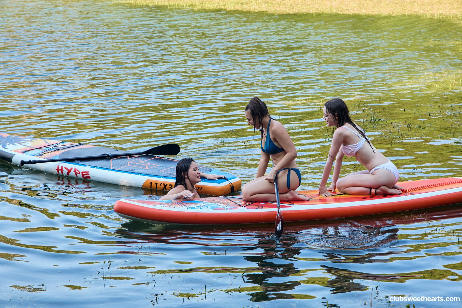 Three girls, one SUP