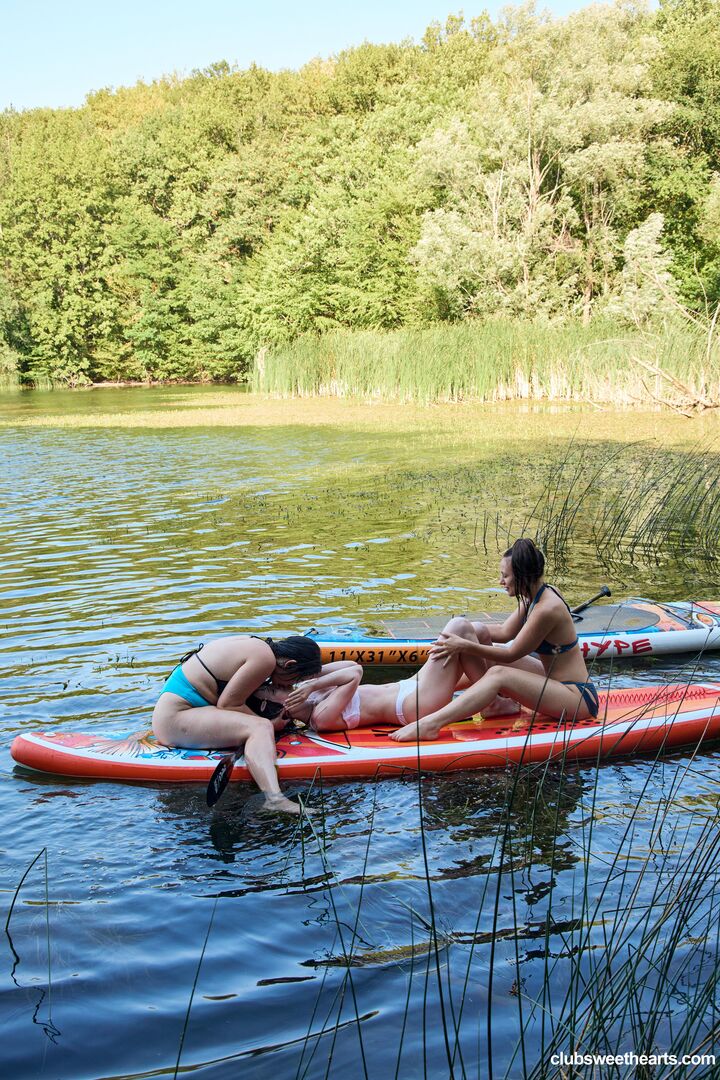 Three girls, one SUP