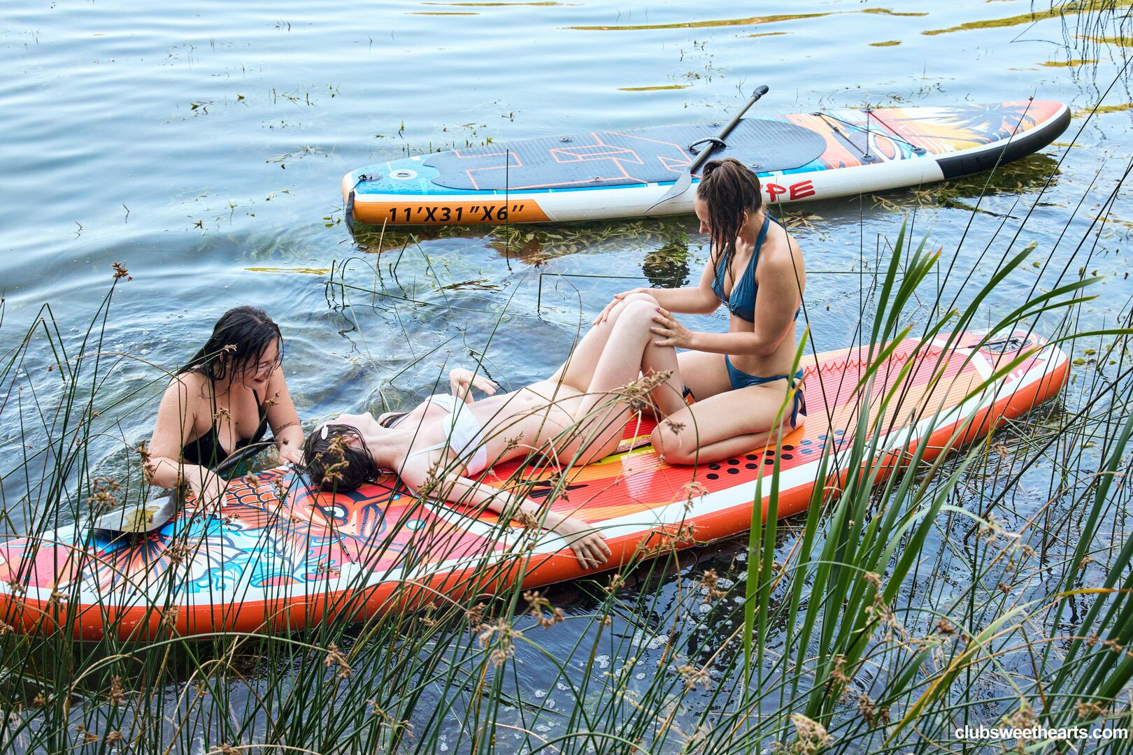Three girls, one SUP
