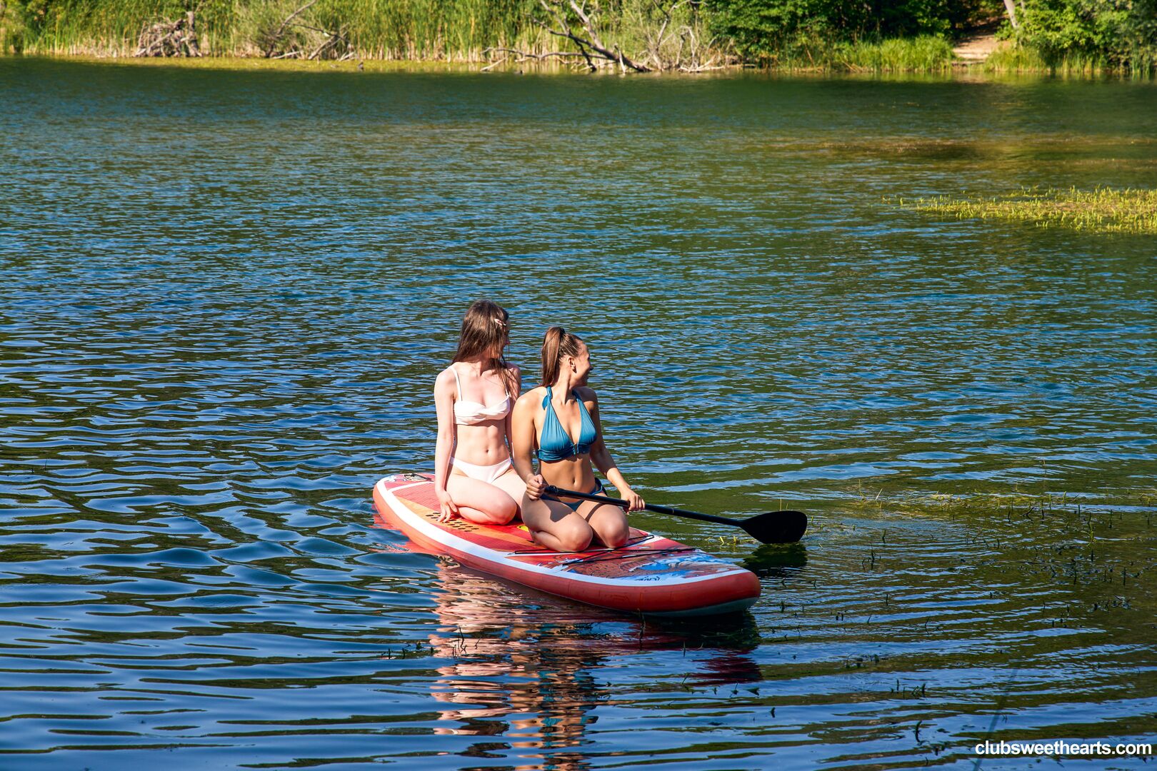 Three girls, one SUP