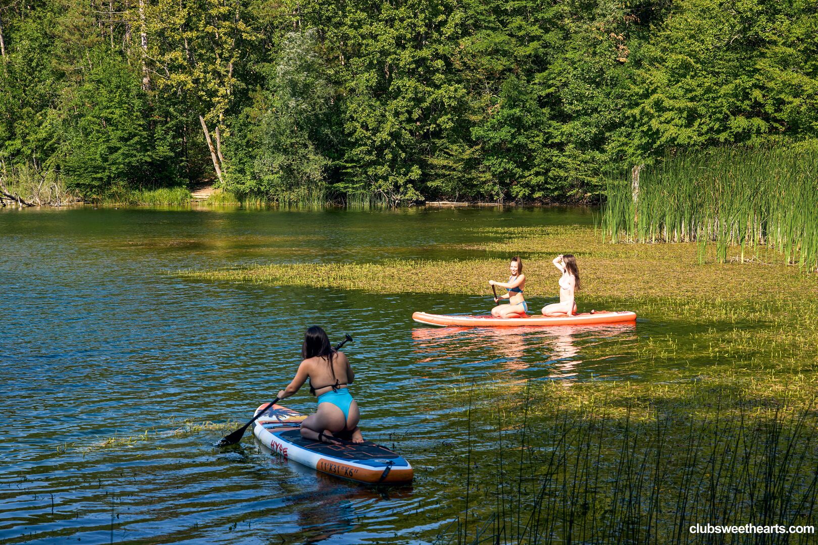 Three girls, one SUP