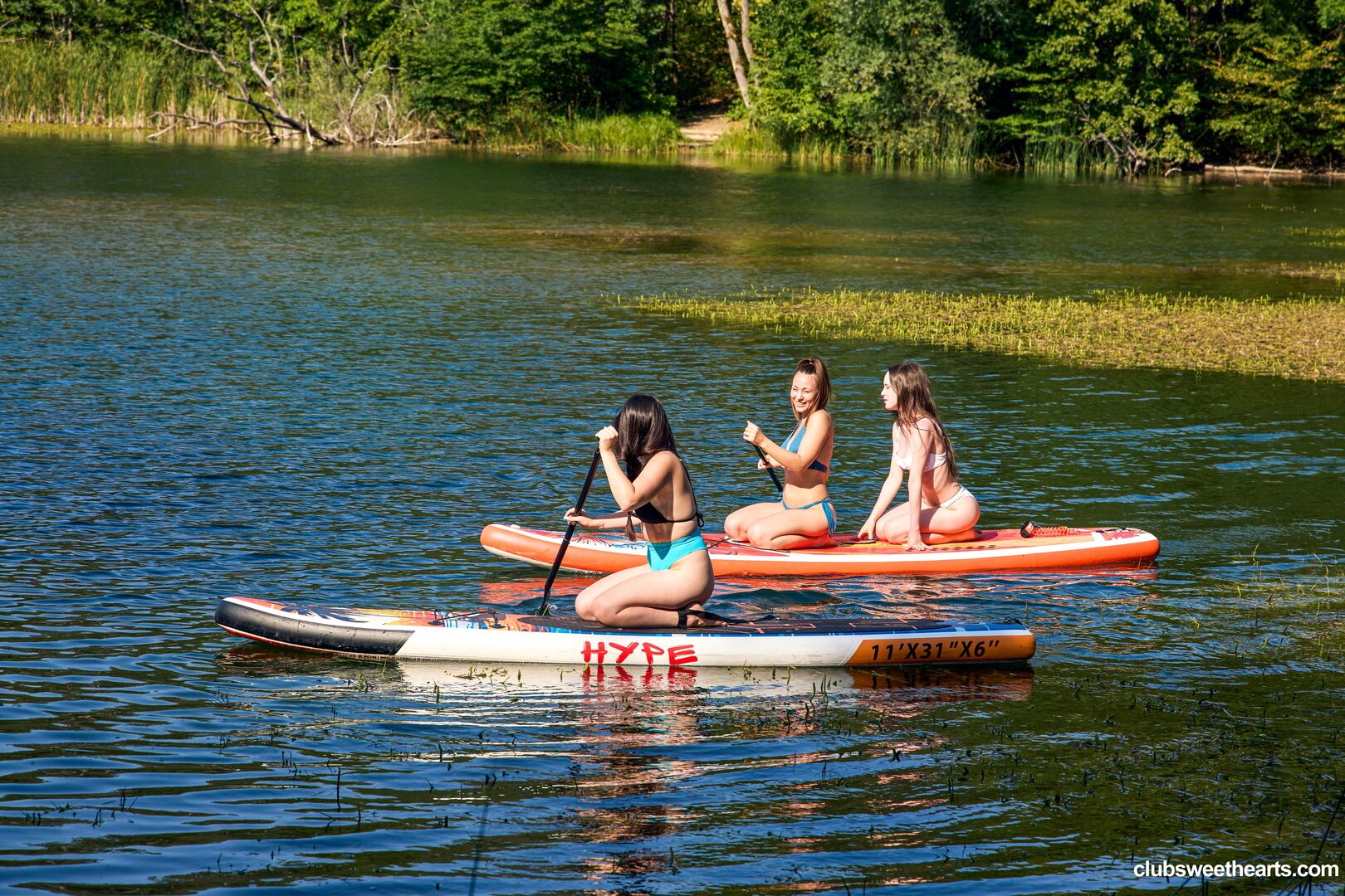 Three girls, one SUP