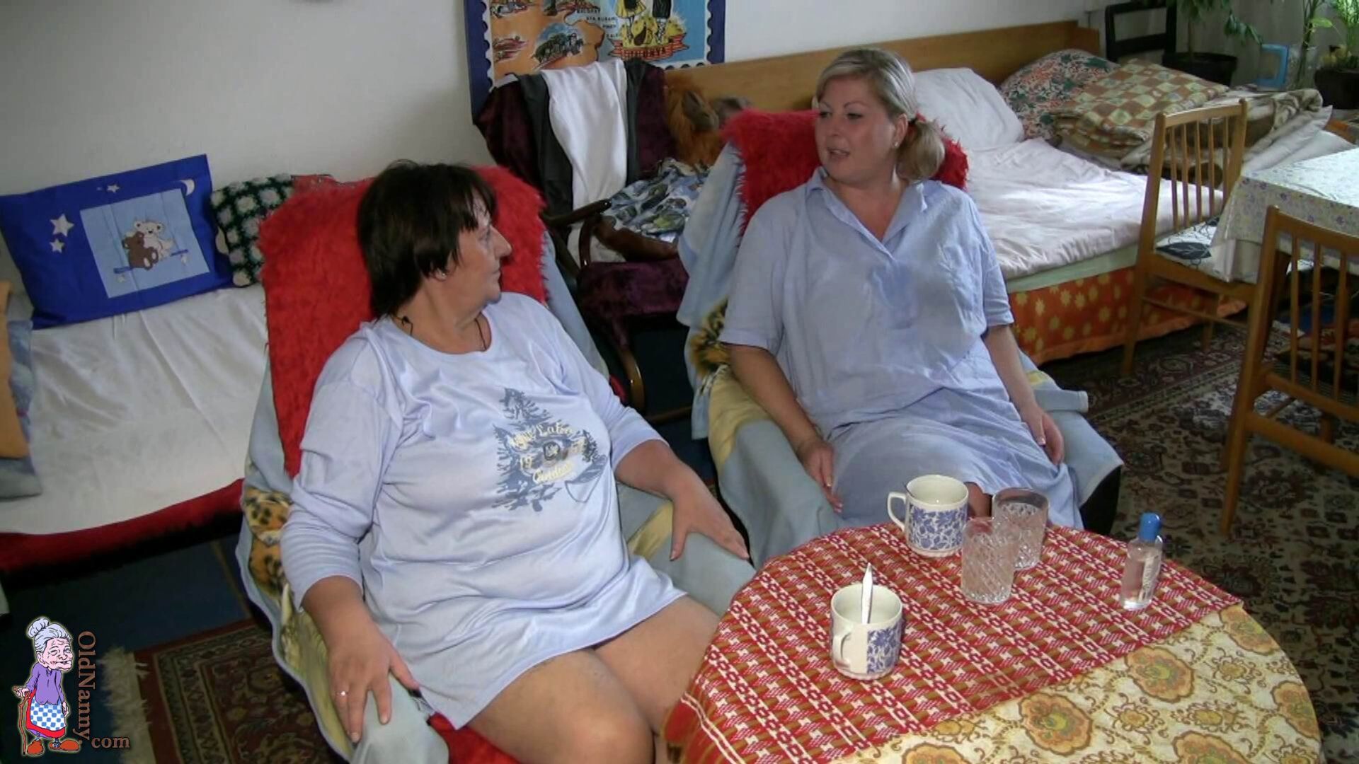 BLONDE MATURE HELPS GRANNY TO MASTURBATE 0109