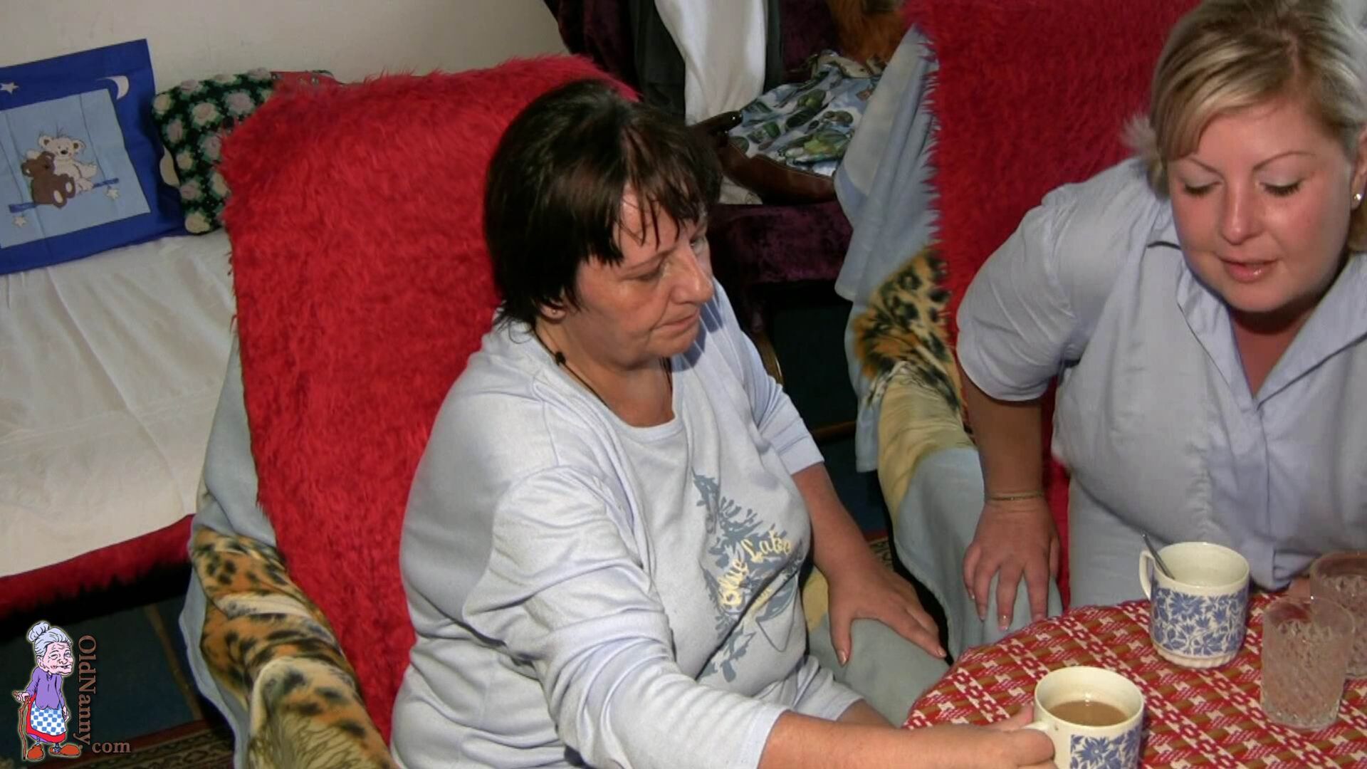 BLONDE MATURE HELPS GRANNY TO MASTURBATE 0109